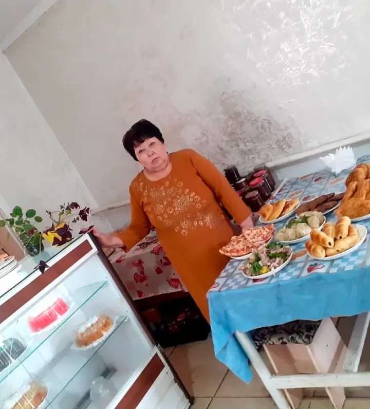 Женщина в оранжевом на кухне
